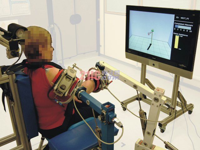 控制双机器人系统，向中风患者提供上肢治疗运动