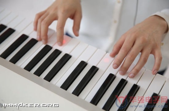 学曲速成ONE智能发光钢琴