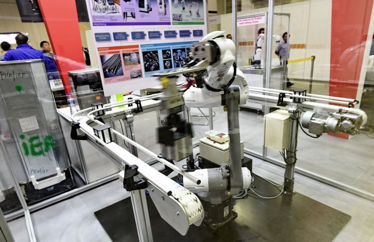 未来10年制造业机器人的数量将会明细增长