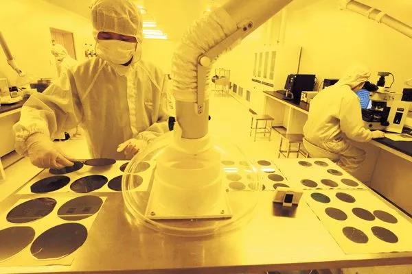 国际大厂积极布局EUV节点，集成电路光刻胶技术升级