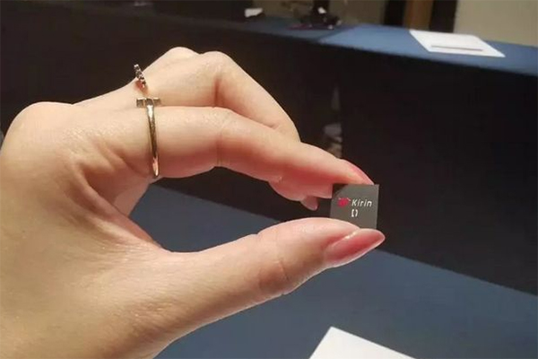 麒麟810实体芯片亮相 号称AI算力超过高通855